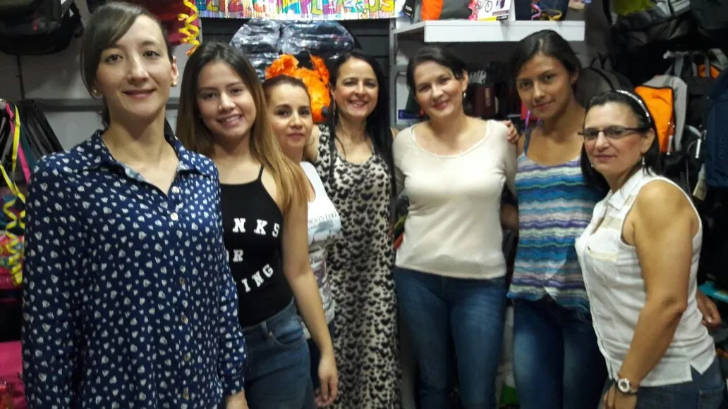 El equipo de sorabat en el local, años atrás